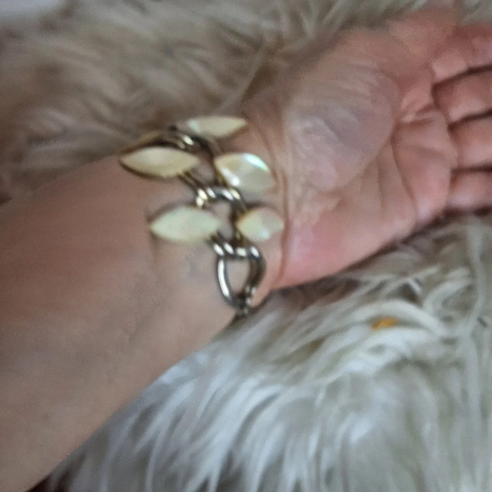 Vintage  Goldtone Mother of pearl  Leaf Chsin Bracele5